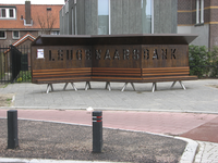 905244 Afbeelding van de onlangs onthulde stalen 'Leugenaarsbank', op de Anton Geesinkstraat bij de Rodebrug te ...